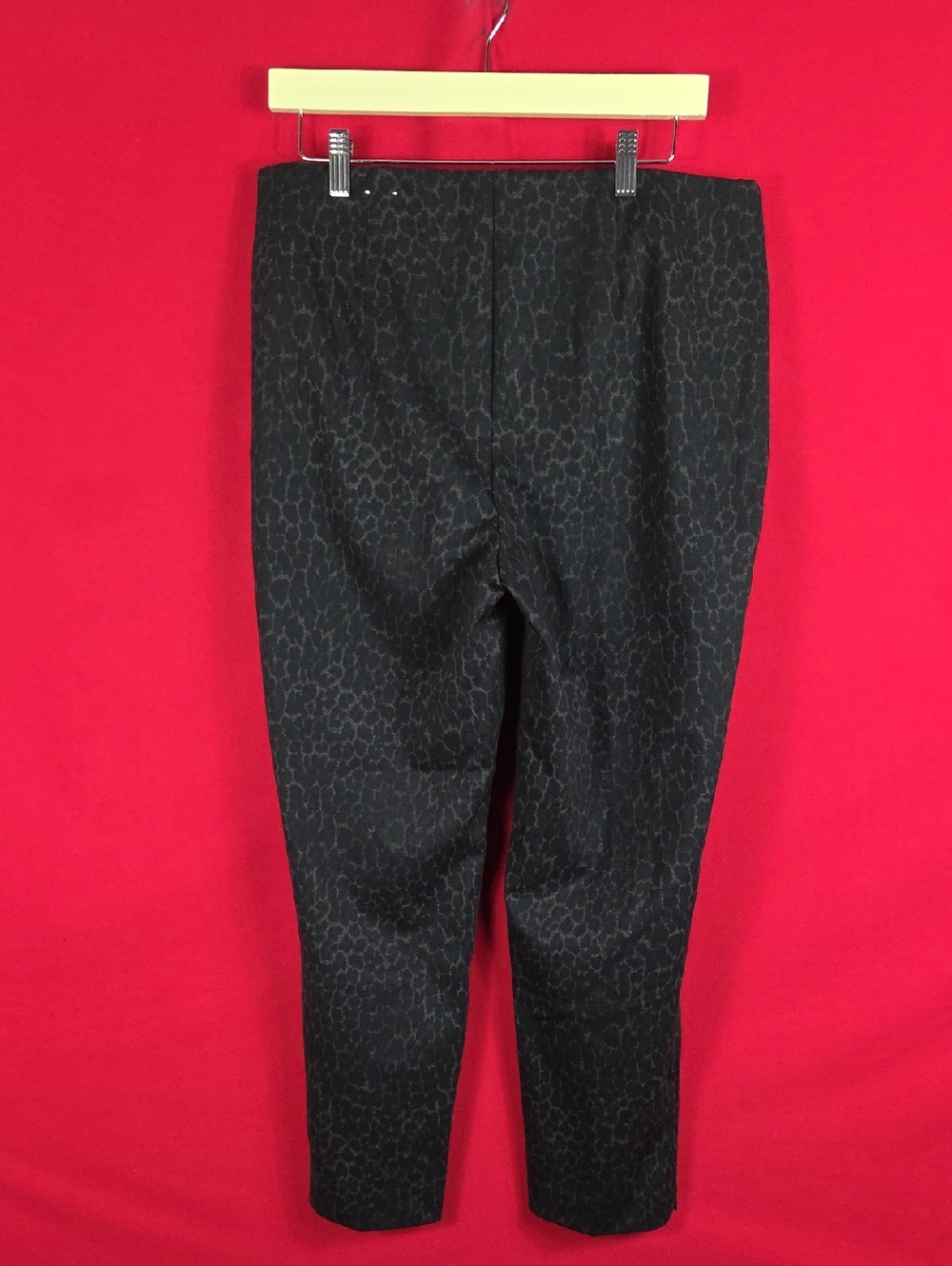 CHICO'S‎ Fabulously Slimming Cheetah Ponte Pull On Ankle Pants Black Size Large - Picture 4 of 7